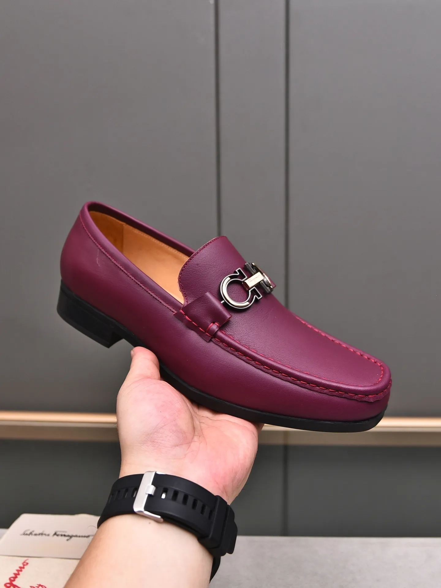 Factory: 250 [Original running volume quality] Brand: Ferragamo (Ferragamo) Size: Men's size 38/44 (45 can be customized) Grade: Same style as the official website High-end quality men's shoes Material: Original first-layer calfskin Water-dyed cowhide lining Original outsole Style category: Men's fashion formal business casual leather shoes Slip-on men's shoes high-top series Young fashion European and American trends British style Casual matching Comfortable feet